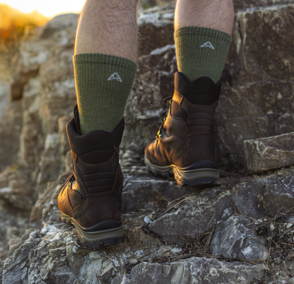 ALTERA “CONQUER LIGHTWEIGHT 9” CREW” ALPACA SOCK